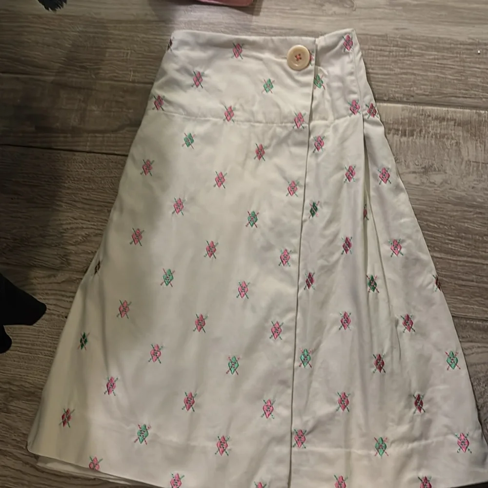 Lilly Pulitzer vintage wrap skirt in size 2. Excellent condition
